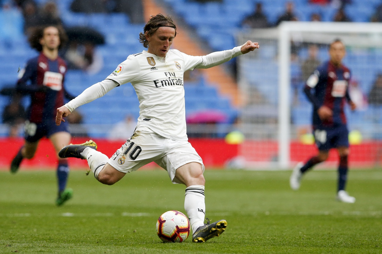 里程碑夜！皇家马德里刷新队史纪录；荷甲今晚刷纪录；球迷炸锅；更衣室氛围转暖的简单介绍