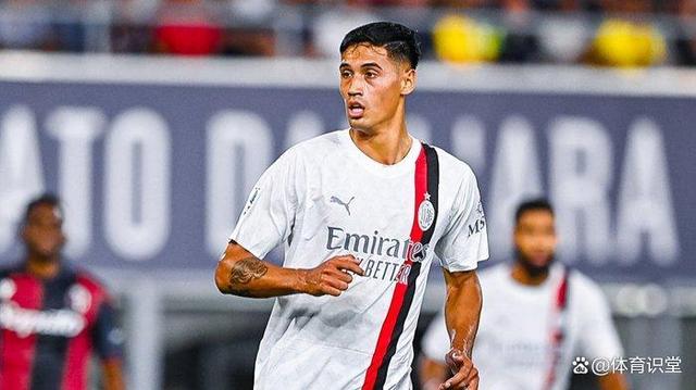 包含AC米兰赛前更衣室发声；志在荷甲名次提升；目标明确；团队化学反应显著的词条